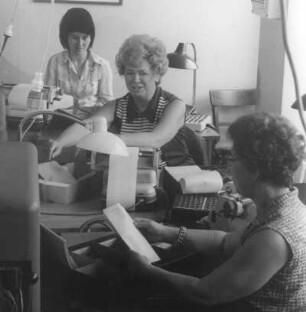 In einem Büro. Frauen üben Bürotätigkeiten aus