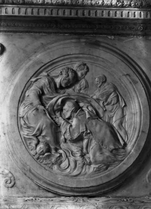 Grabmal Kardinal Juan de Tavera, Längsseite, Sockelgeschoss: Verleihung der Kasel an Ildefonso