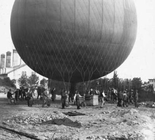 Eine Fahrt im Luftballon : Dresden-Reick. Eine Fahrt im Luftballon. Der angefüllte Ballon wird zum Korb geschafft