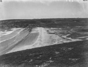 Strand : Blick auf die weit auf den Strand auflaufenden Wellen.