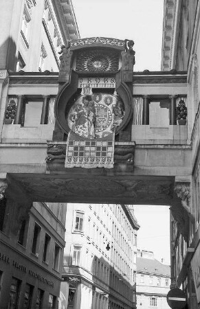 Wien: Astronomische Uhr am Bürohaus