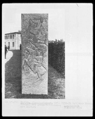 Siegesstele mit Reitern