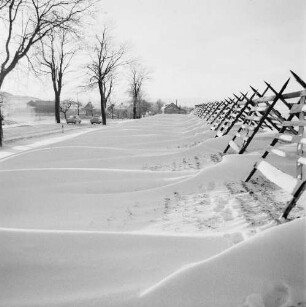 Osterzgebirge. Schneezaun bei Possendorf