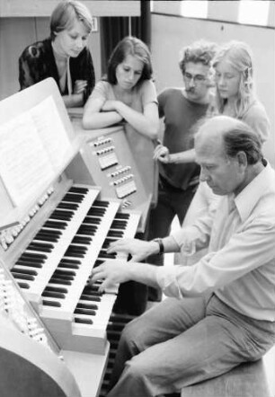 Freiburg; Littenweiler: Pädagogische Hochschule; Klasse für Orgelmusik, an der Orgel Prof. Müller-Lance und Studenten