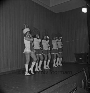 Karneval: Hotel Oldesloer Hof, Saal: Prunksitzung: Veranstalter Oldesloer Männerchor von 1844, Oldesloer Singakademie von 1946: Bühne: Auftritt der Mädchengarde mit Tanzmariechen, 1. Februar 1975