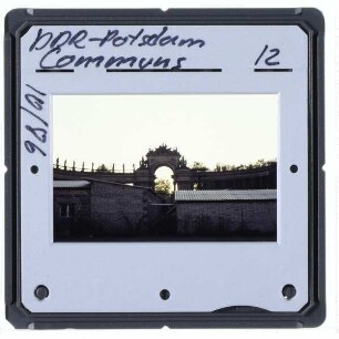 Potsdam, Sanssouci,Potsdam, Sanssouci Neues Palais : Kolonnadenbogen mit Triumphtor