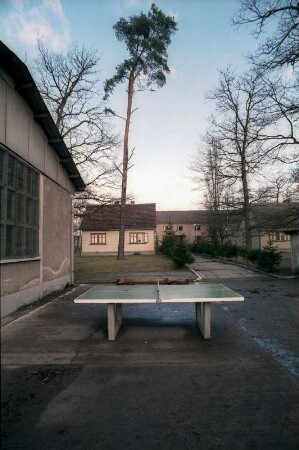 Der Harbker Ortsteil „Autobahn“ liegt nordöstlich von Harbke. In der ehemaligen Kaserne befindet sich seit Anfang der 90iger Jahren ein Asylbewerberheim. 1993