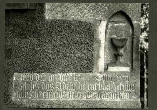 bei Neustadt a. d. Kirche, Grabstein 1460 an der Südseite der Sakristei