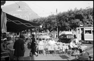 Lugano: Kaffeehaus mit Tischen auf dem Platz