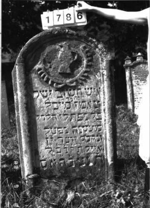 Grabstein 1786 (Index: 100096421) Maße HxBxT: 143x82x10 cm Symbolik: Levitenkanne, Kranz: Grabstein 1786