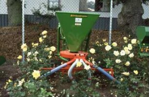 Fotografie: Gartenbautechnik-Freiland, Düngung, Schleuderstreuer