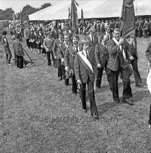 Schützenverein Redderschmiede e.V.: Vorplatz der Schützenhalle: Schützenfest: Fahneneinmarsch der Abordnungen teilnehmender Schützenvereine