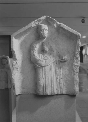 Fragment einer Grabstele mit einer Frau und dem Brustbild eines Kindes