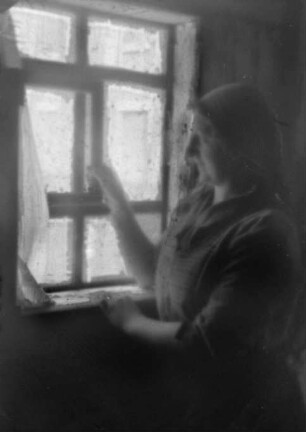 Frau am Fenster