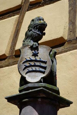 Frankreich. Alsace. Haut Rhin. Riquewihr. Löwenbrunnen am Dolder