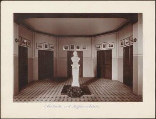 Vorhalle des Krankenhauses mit Büste Hermann Hoffbauer (1819 - 1884), Ehemann der Stifterin Clara Hoffbauer, geb. Becker.