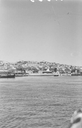 Der Hafen : Blick vom Schiff auf Hafenanlagen von Lissabon