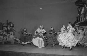 Szenenbilder eines Ballettabends mit den Ballettstücken "Goya-Suite", "Der Dreispitz" von Manuel de Falla und "Spanische Tänze" an der Komischen Oper Berlin : Szenenbild