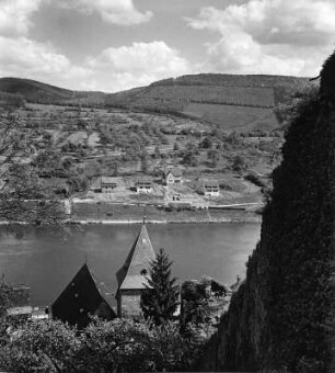 Hirschhorn (Neckar). Stadtteilansicht mit ehemaliger Klosterkirche Sankt Mariä Verkündigung. Blick über den Neckar