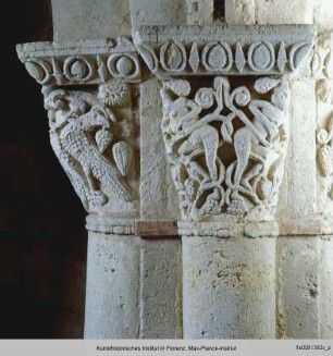 Kapitell mit zwei, in Weinranken verschlungenen Figuren (Adam und Eva?) und Greifenkapitell
