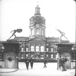 Berlin-Charlottenburg, Luisenplatz. Schloß Charlottenburg. Corps de logis (1695-1699; J. A. Nering, M. Grünberg). Schauseite durch das Südportal (Torpfeiler mit Borghesischen Fechtern)