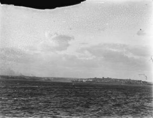 Hafenstadt : Blick vom Meer auf eine Hafenstadt