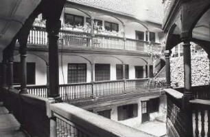Ulm, Knoderer Hof : Ulm. Knoderer Hof, Hirschstraße 26. Westflügel von Südosten von der Galerie