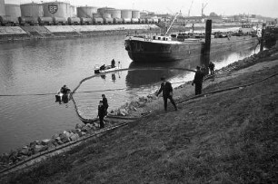Ölunfall im Karlsruher Rheinhafen infolge eines Lecks beim Schweizer Öltanker "Aqua Marina"