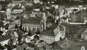 Dippoldiswalde. Stadtzentrum mit Nikolaikirche und Schloß. Luftbild-Schrägaufnahme von Nordwest
