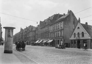 Straße : Eine breite Straße mit Pferdefuhrwerk, Automobil und Mietshäusern