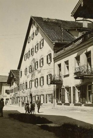 Mittenwald, Obermarkt 9. Post-Hotel (1601/1650). Straßenansicht