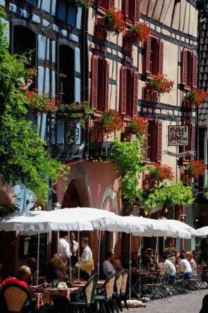 Frankreich. Alsace. Haut Rhin. Riquewihr. Aussen Gastronomie