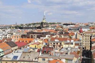 Stadtübersicht von Prag : Vom Turm des Neustädter Rathauses am Karlsplatz bietet sich ein guter Rundblick über die Altstadt von Prag. Bild: Blick Richtung Wenzelsplatz und Fernsehturm, aufgenommen 2008
