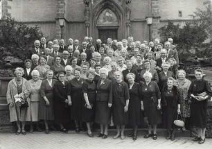 Stadtkirche St. Marien : Gruppenbild zur Goldenen Konfirmation vor dem W-Portal der Stadtkirche St. Marien