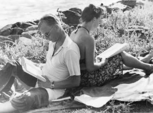 Hamburg-Nienstedten. Ein Paar am Strand. Sie sitzen auf einer Decke im Gras und lesen