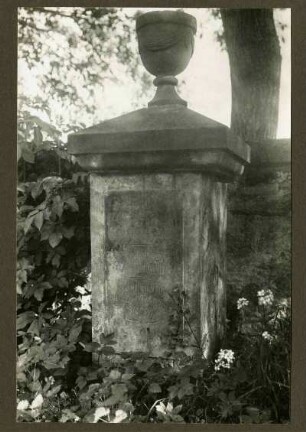 alter Friedhof, Grabstein mit Urne, 1837