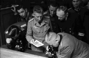 Bukarest: Militärspital, Arzt und Offiziere am Mikroskop