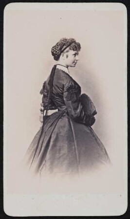 Porträt Henriette Wolff (1845-1902; Schauspielerin). Albuminabzug auf Karton (Carte-de-visite mit Atelieraufdruck verso)