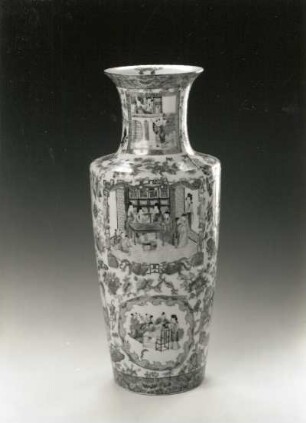 Vase (China, 2. H. 19. Jh.; Porzellan; Aufglasurmalerei; Höhe 42 cm; Staatliche Kunstsammlungen Dresden (SKD)