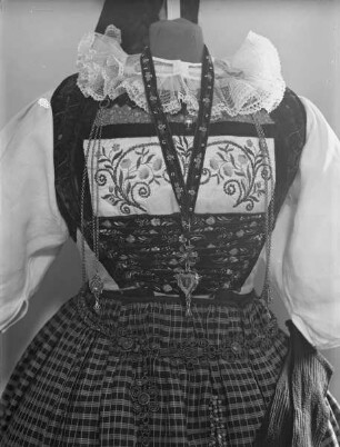 Schmuck zur festlichen Jungfrauentracht
