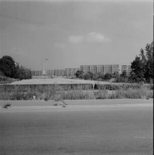 Dresden-Gorbitz. Blick über die Gottfried-Keller-Straße auf die Baustelle der Nord-Tangente und die Neubauten Braunsdorfer Straße