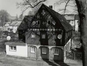 Neustadt-Polenz in Sachsen, Umgebindehaus : Neustadt-Polenz in Sachsen. Wohnstallhaus (bezeichnet 1832), Mittelweg 70. Giebel- und Hauseingangsseite