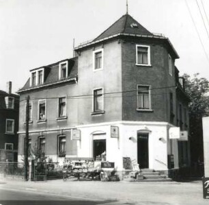 Dresden-Cossebaude, Heinrich-Mann-Straße 27. Wohnhaus mit Laden (um 1890). Eckansicht
