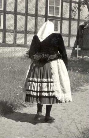Kirchgangstracht in Dissen : Kleidung - niedersorbische Tracht. Ort: Dešno / Dissen. Neuere niedersorbische Kirchgangstracht.