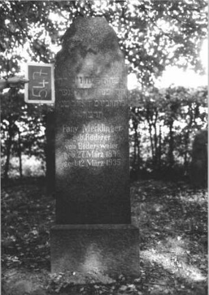 Grabstein 547 (Index: 100111523) Material: Granit Zustand: gut Maße HxBxT: 166x45x15 cm Beschreibung: Stele, Sockel, Abschluß: Sonderform: Grabstein 547