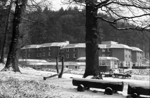 Freiburg: Neubau Jugendherberge im Schnee, aus Wald von Westen