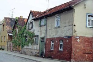 Straße mit dichter Reihe kleiner Gehöfte