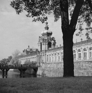 Dresden-Altstadt. Zwinger (1709-1728; M. D. Pöppelmann, B. Permoser). Langgalerie mit Kronentor (1714-1715)
