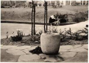 Grünflächen an der Liebfrauenschule, Köln: Garten mit Trinkbrunnen