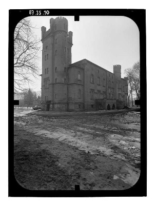 Märkisch Wilmersdorf. Gutshaus (1801, Umbau 1901). Parkseite mit Wohnturm (Teilansicht)